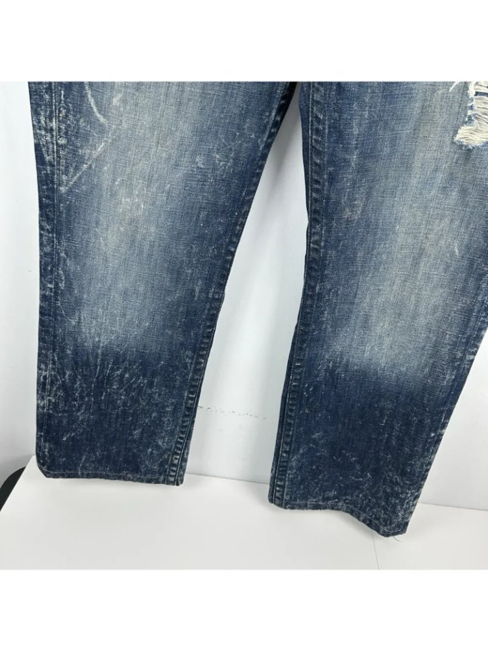 True Religion Jeans Mens 38 Straight Leg Denim Flap Zip Pockets Distressed